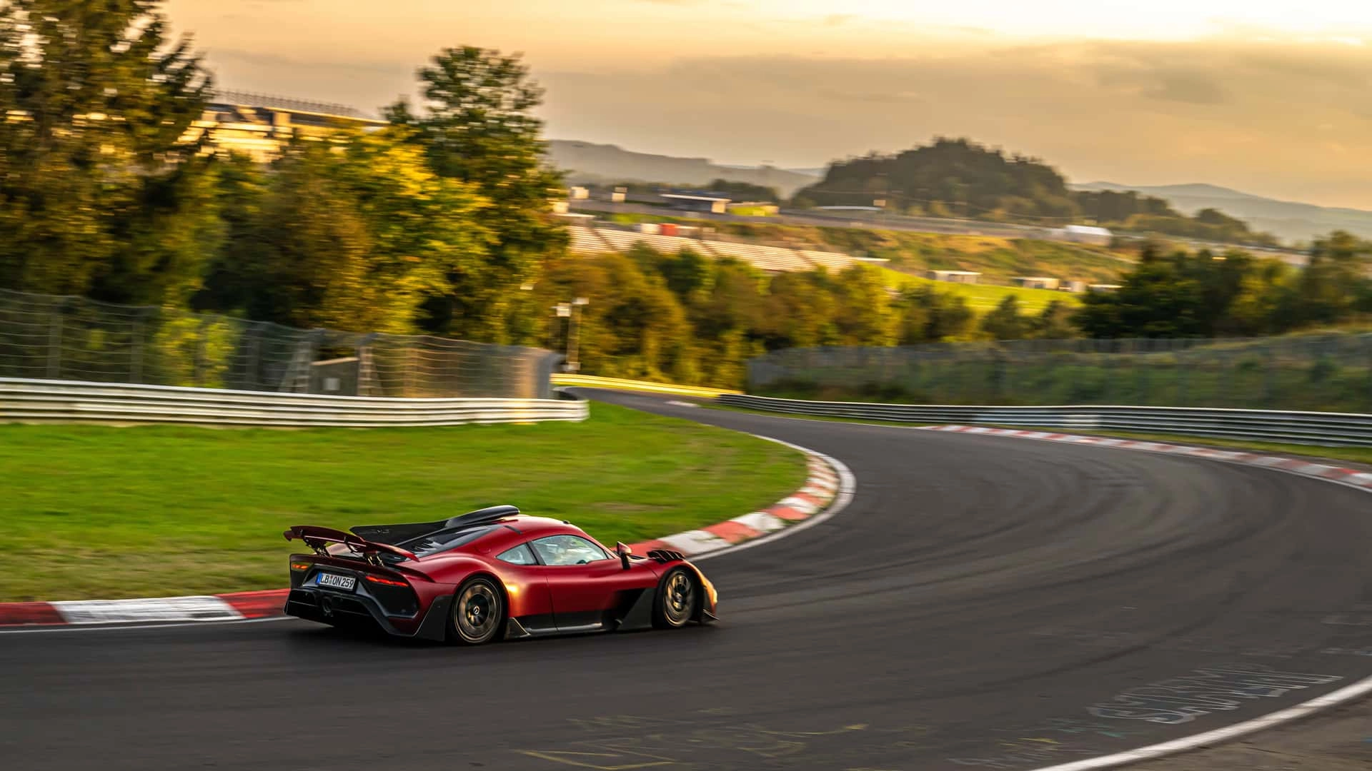 6 29.090 min mercedes amg one bricht eigenen rundenrekord auf der nurburgring nordschleife (3)